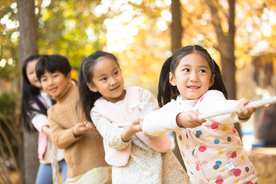 小学生在拔河比赛
