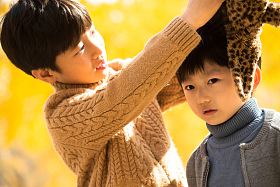 两个男孩在户外图片