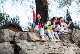 可爱的男孩女孩在户外玩耍