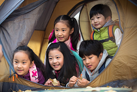 小学生在户外露营照片