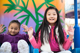 两个女孩在游乐场玩耍图片