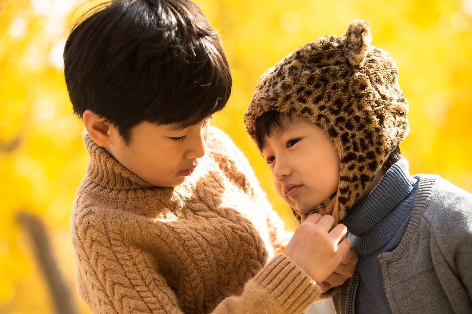 两个男孩在户外照片 两个男孩在户外照片