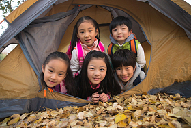 小学生在户外露营图片