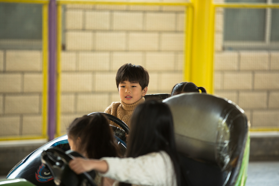 小学生在游乐场玩耍图片 小学生在游乐场玩耍图片