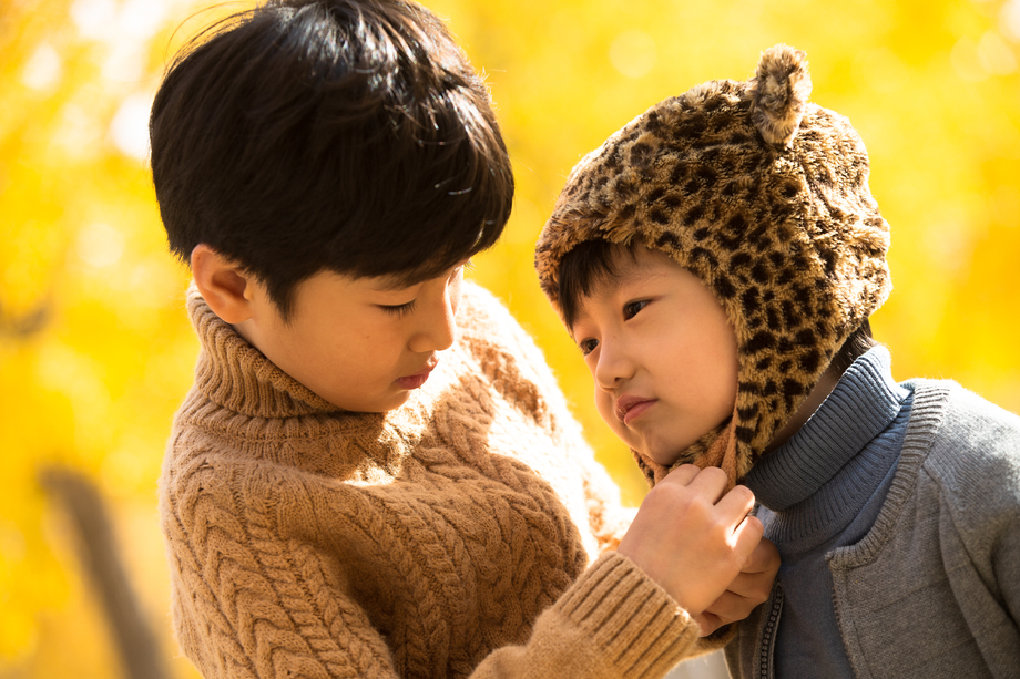 两个男孩在户外 两个男孩在户外