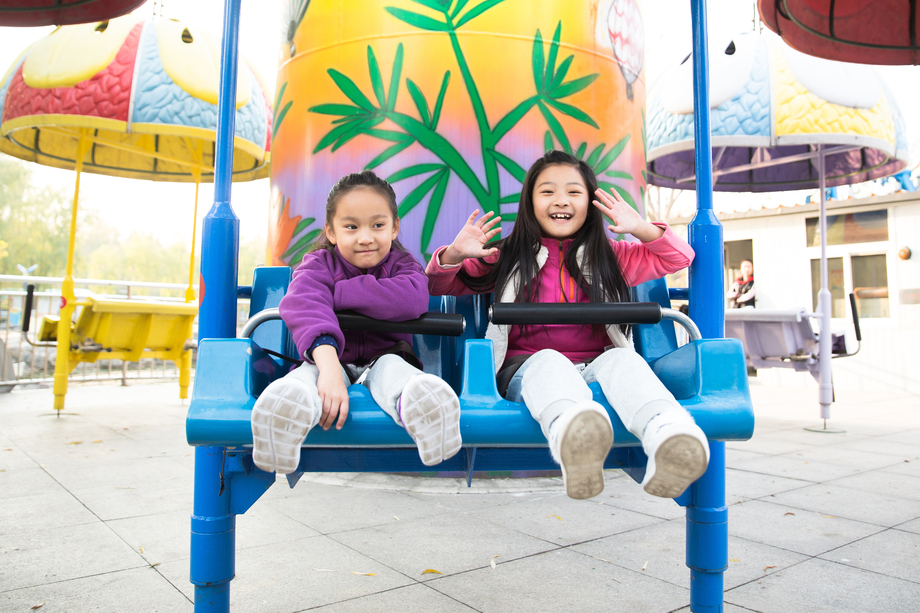两个女孩在游乐场玩耍照片