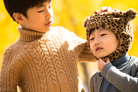 两个男孩在户外图片