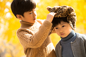 两个男孩在户外照片