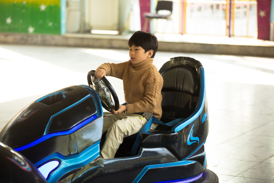 小男孩在游乐场玩耍 小男孩在游乐场玩耍