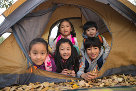 小学生在户外露营照片