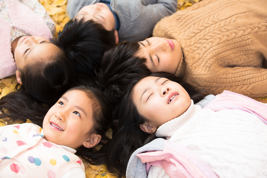 可爱的男孩女孩躺在地上