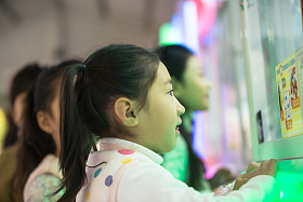 男孩女孩在游戏厅玩耍