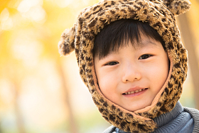 小男孩在户外玩耍图片