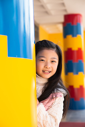 可爱的女孩在游乐场