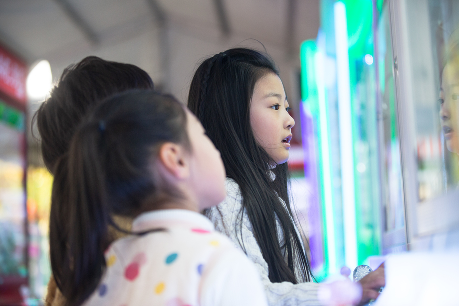 男孩女孩在游戏厅玩耍 男孩女孩在游戏厅玩耍