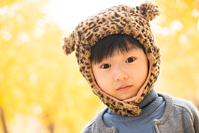 小男孩在户外玩耍图片
