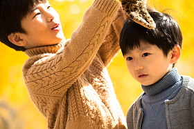 两个男孩在户外照片