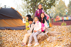可爱的男孩女孩在户外玩耍