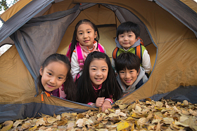 小学生在户外露营照片