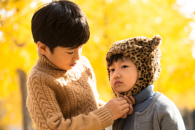 两个男孩在户外图片