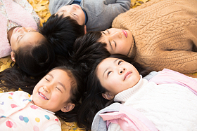 可爱的男孩女孩躺在地上