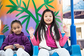 两个女孩在游乐场玩耍图片