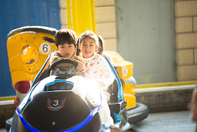 男孩女孩在游乐场玩耍