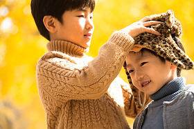 两个男孩在户外图片