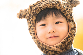 小男孩在户外玩耍照片