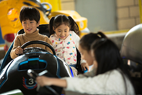 小学生在游乐场玩耍图片