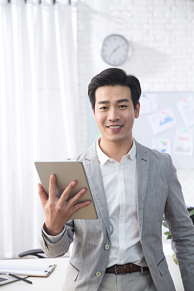 青年商务男人拿着平板电脑办公