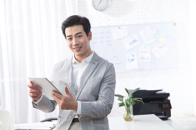 青年商务男人拿着平板电脑办公