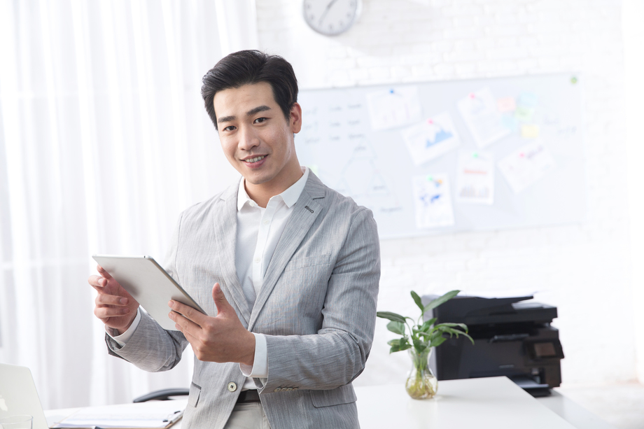 青年商务男人拿着平板电脑办公 青年商务男人拿着平板电脑办公