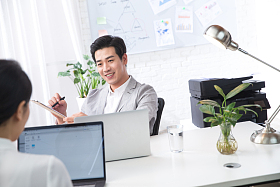 青年商务男女在办公照片