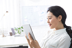 青年商务女人使用平板电脑办公