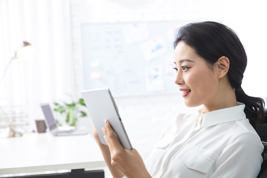 青年商务女人使用平板电脑办公 青年商务女人使用平板电脑办公