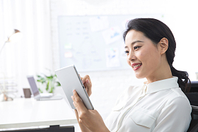 青年商务女人使用平板电脑办公
