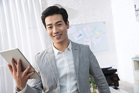 青年商务男人拿着平板电脑办公