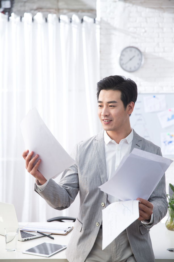 青年商务男人在办公照片