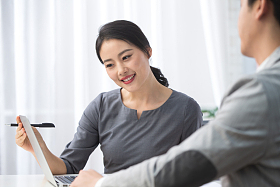青年商务男女在办公照片