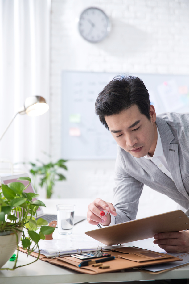 青年商务男人在办公图片