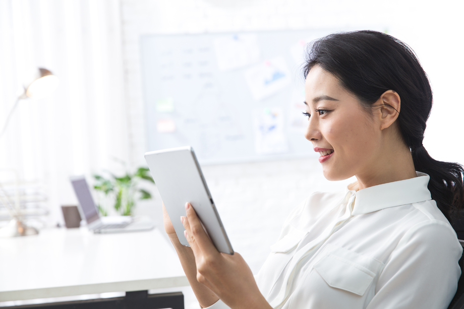 青年商务女人使用平板电脑办公