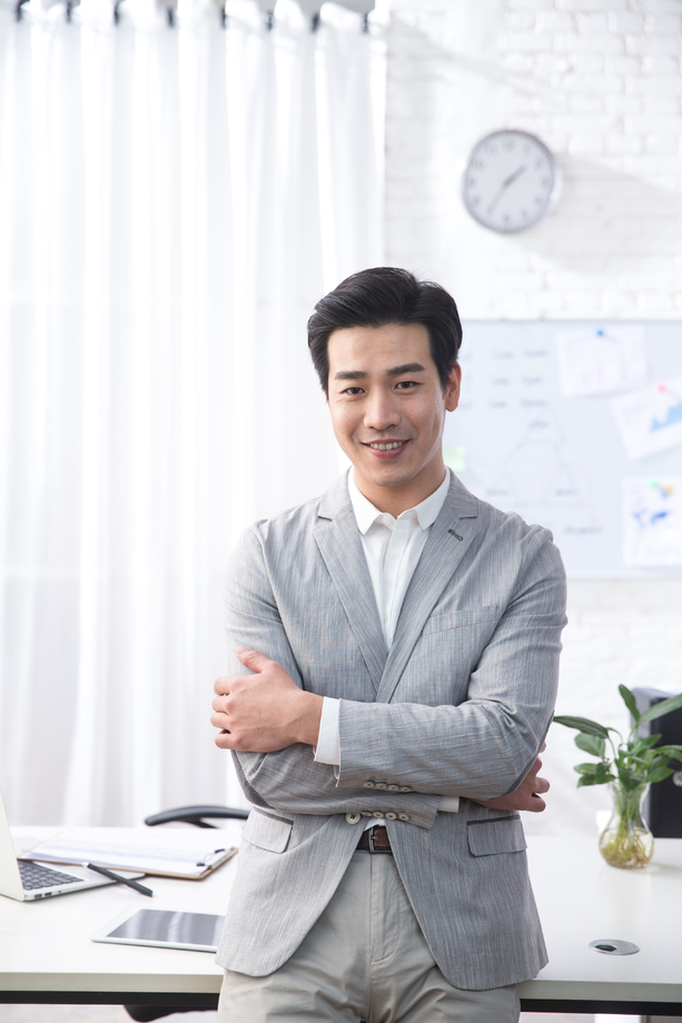 青年商务男人在办公照片