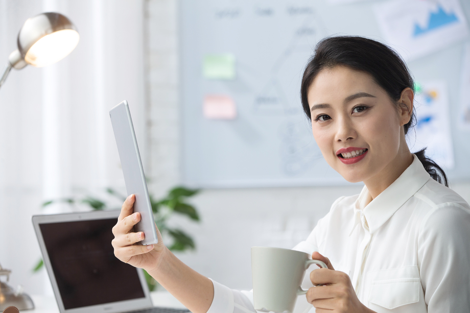 青年商务女人使用平板电脑办公