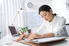 青年商务女人在办公照片