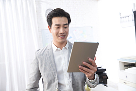 青年商务男人拿着平板电脑办公