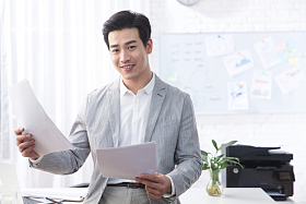青年商务男人在办公照片