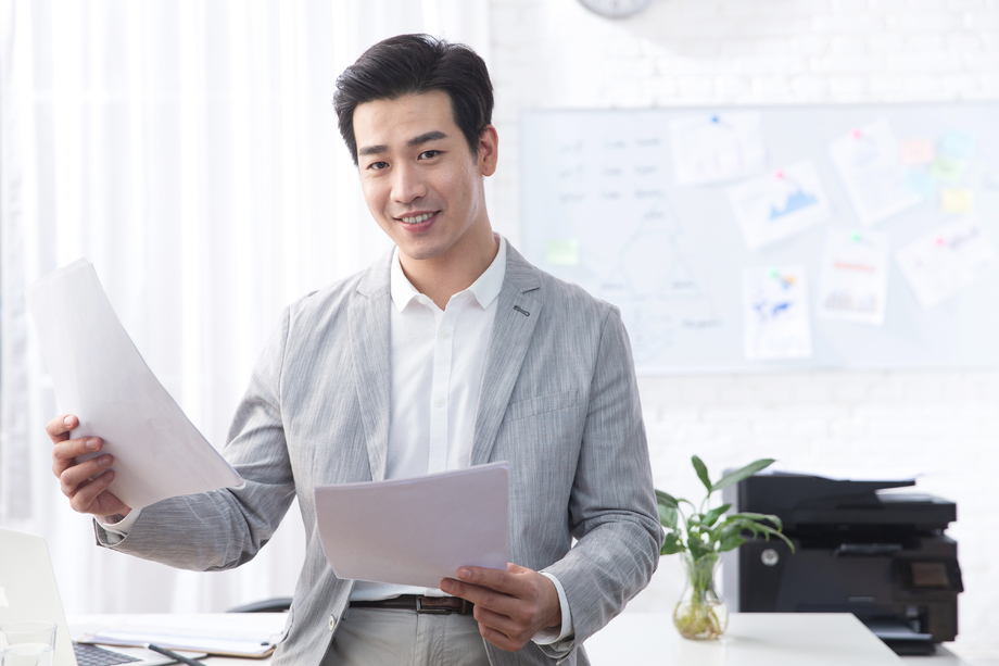 青年商务男人在办公照片
