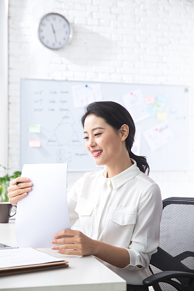 青年商务女人在办公照片