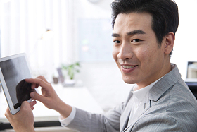 青年商务男人拿着平板电脑办公